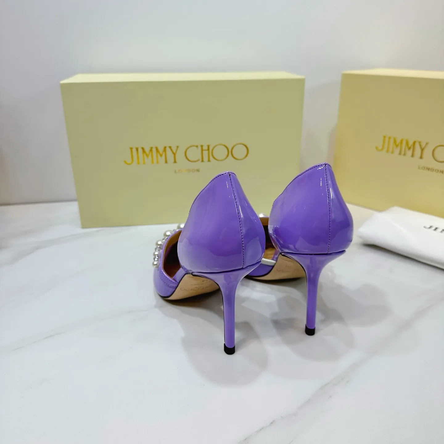 👟👟Ex-factory price 620👟👟 JIMMY CHOO (Jimmy CHOO) 💝💝💝 is a very comprehensive noble fashion lifestyle brand, with a series of women's high-heeled, medium-heeled, flat-heeled sandals with the same straps from major fashion bloggers and celebrities in Hong Kong and the United States.  The Australian pointed toe, round toe and square toe series are simply beautiful. Fall in love with elegance and playful sense of the future. Just by looking at them, you want to own them immediately, but you can really think about a pair of exquisite high heels~~~~~~~~~~~~~~~~~ 💝This series is specially designed for extraordinary and indifferent ladies, thus creating a unique overall effect, Jimmy Choo Design products that inspire women to move forward and show their charm💝💝💝 1⃣️Material: Imported patent leather 2⃣️Inner: Imported Italian lambskin, super soft and delicate 3⃣️Outsole: Imported Italian original original color genuine leather outsole Heel height 8.5 4⃣️Code number: 35 to 39 (34.40.41.42. Customized)
